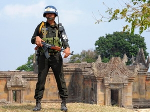 Binh sĩ Campuchia gác tại đền Preah Vihear.